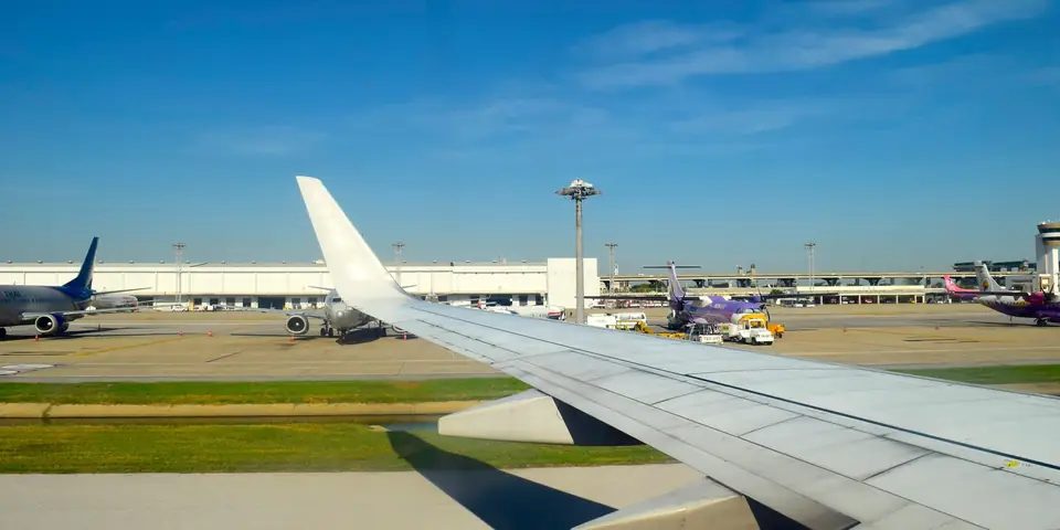 機内の窓から見たドンムアン空港のターミナル