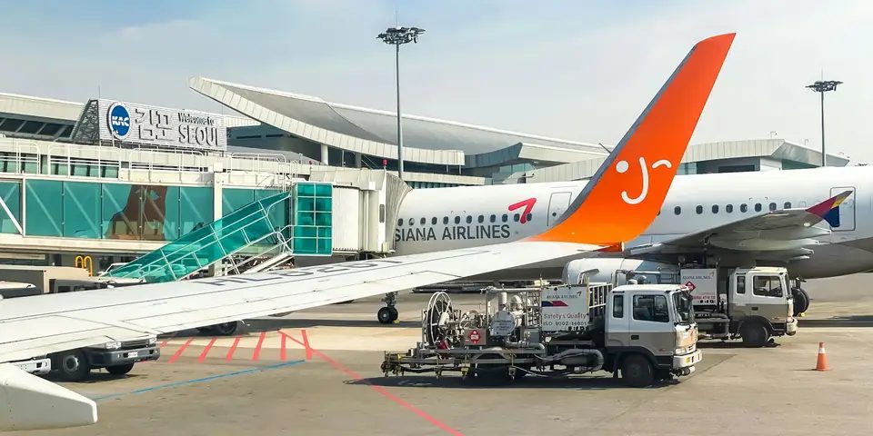 金浦空港の国際線ターミナルと旅客機