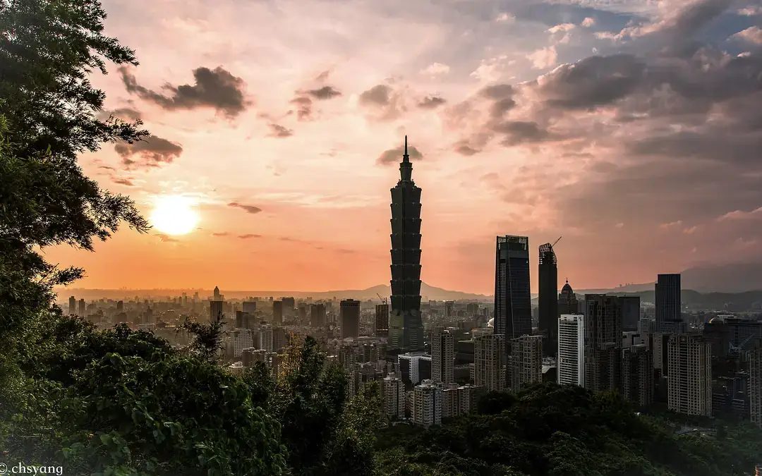夕暮れの台北の街並みと台北101